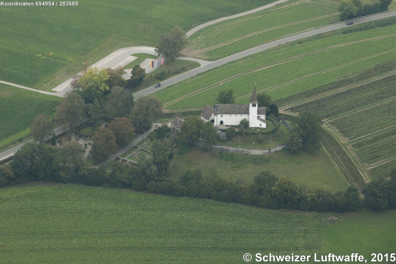 Bergkirche St. Michael , Büsingen (D). Position: 2'694'957.65, 1'283'948.39. Der Baukörper gehört zu den ältesten, romanischen Bauteilen und datieren auf das 11. Jhd. - Bemerkenswert ist die heutige zweimanualige Orgel von Wegscheider mit 15 Registern aus dem Jahr 2000. In einem separaten Registerzug können zusätzlich 18 mitteltönig gestimmte Pfeifen aktiviert werden.